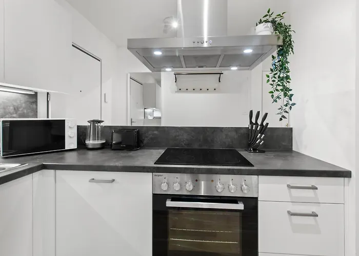 1br I Balcony I Direct Train To Airport