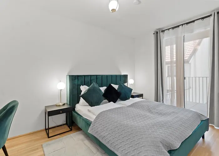 1br I Balcony I Direct Train To Airport *