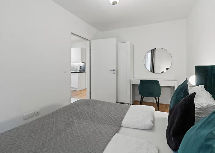1br I Balcony I Direct Train To Airport Διαμέρισμα