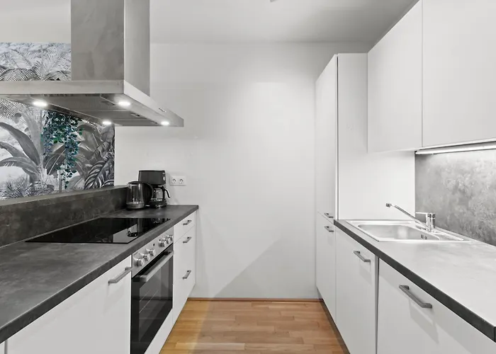 1br I Balcony I Direct Train To Airport *